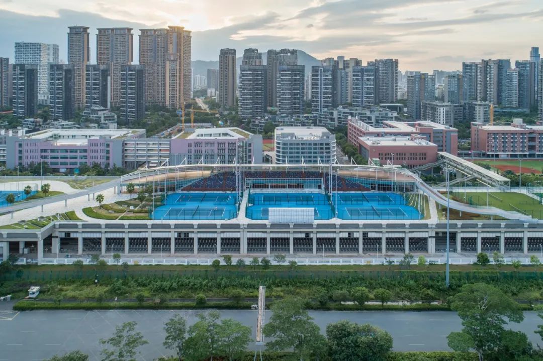 "深圳灣體育訓練基在地鐵停車場屋上