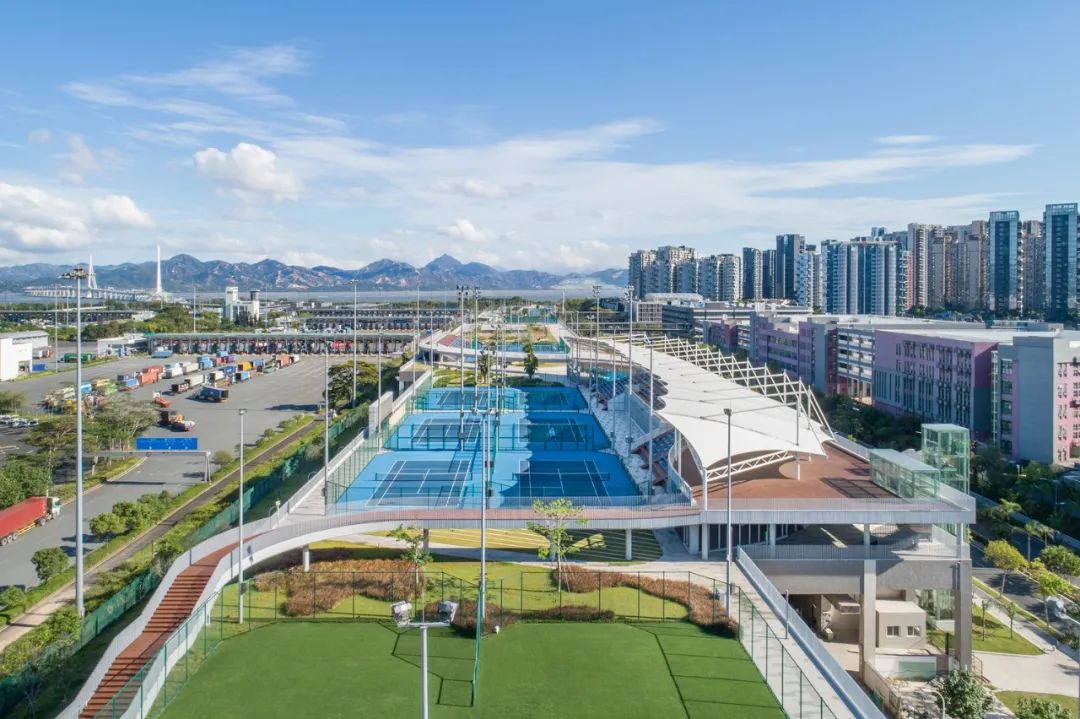 深圳灣體育訓練基一側是繁忙的深圳灣口岸，另一側是住宅密佈的生活區。©白羽