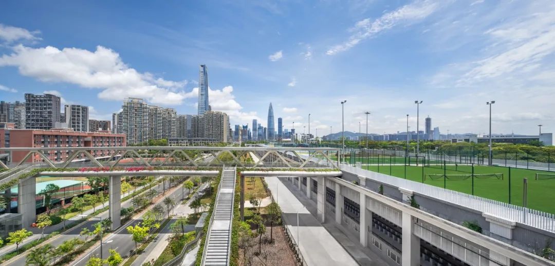 "連接基地與外部生活區的人行天橋