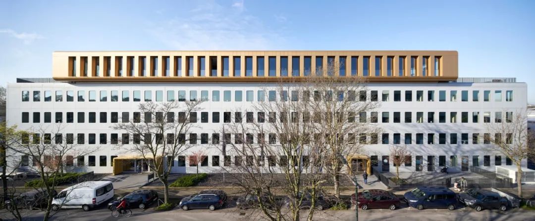 WERFT 16 辦公大樓 自然、和諧的屋頂增建 設計:Kresings Architektur 位置:德國諾伊斯 竣工:2020