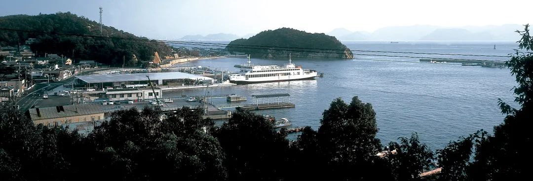 從岡山的宇野港搭船到直島的宮浦港，迎接遊客的港邊建築物就是知名建築師妹島和世、西澤立衛（西沢立衛）合開的事務所SANAA所設計的「海之驛站直島」（海の駅なおしま），只用少許的支柱支撐，採用大量的玻璃和輕便鋼材，讓遊客走進這座集合了售票處、商店、餐廳、公車站等多功能的港口玄關，就充滿了愉悅和讚嘆的驚奇感。