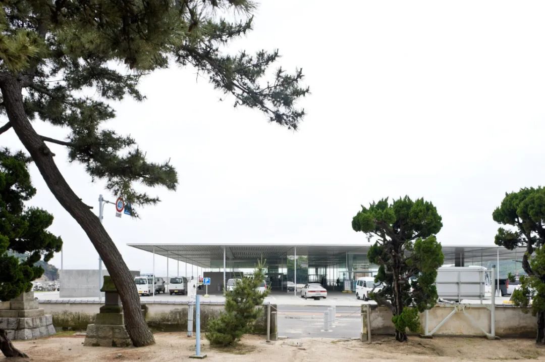 Naoshima Ferry Terminal直島渡輪碼頭／SANAA 海の駅「なおしま」  海の玄関・宮浦港のフェリーターミナル  広くて薄い鉄板屋根を細いポールが支える軽やかな平屋建ては、開放感のあるデザイン。観光案内所やカフェ、特産品販売店などの施設で構成される。