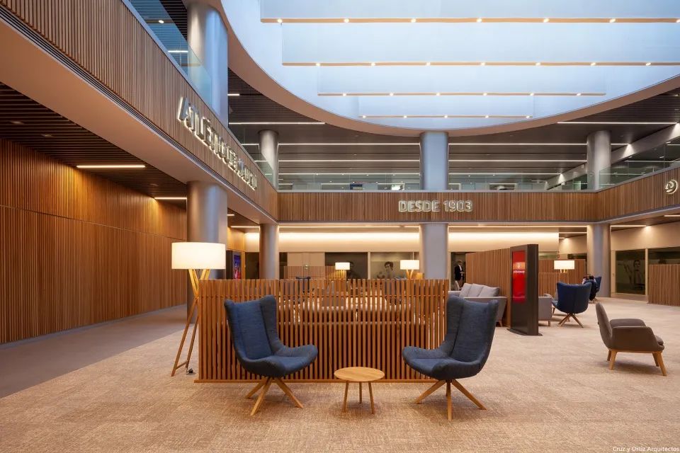等候區 ©Manolo Espaliú 馬德里競技俱樂部辦公室室內設計Club Atlético de Madrid interior design/Cruz y Ortiz Arquitectos