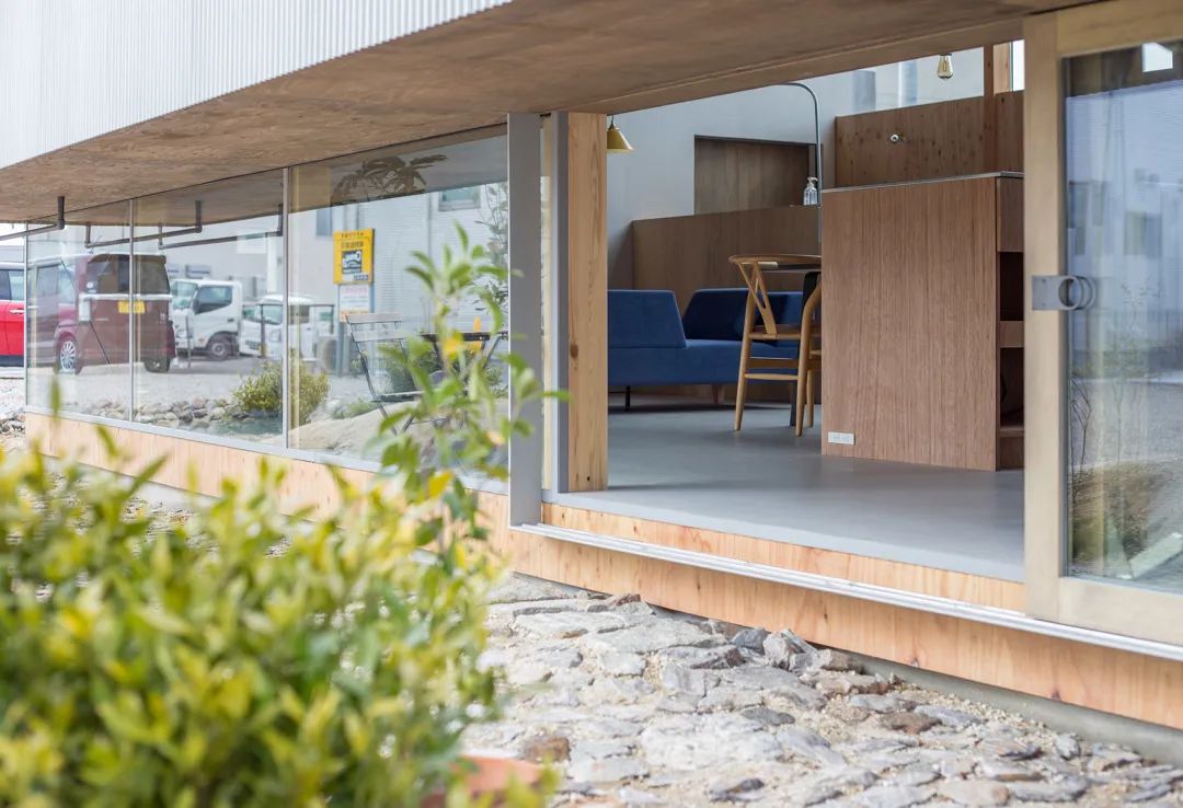 由後花園望向起居空間 日本木造私人住宅House ST／1-1 Architects