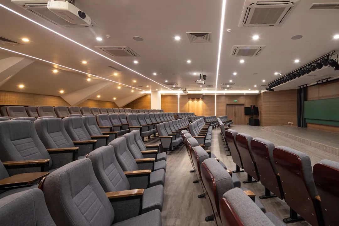 可容納300人的演講廳 越南高等數學研究所/1+1>2 Architects
