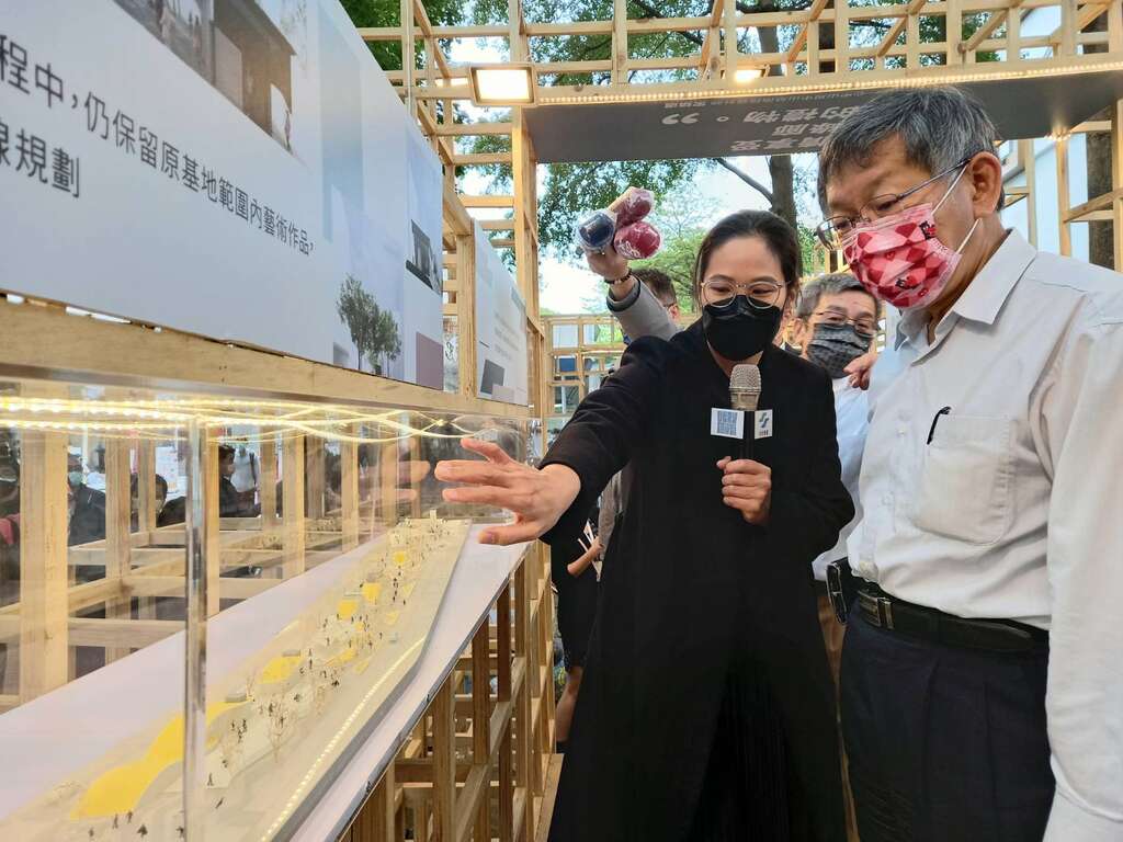 《這很台北 VERY TAIPEI – 台北捷運線形公園成果設計展》開幕，宋鎮邁向柯文哲市長介紹設計