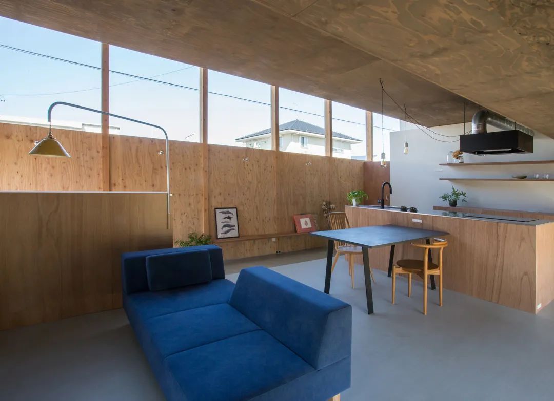 大面積的開窗引入自然光線與城市景觀 日本木造私人住宅House ST／1-1 Architects