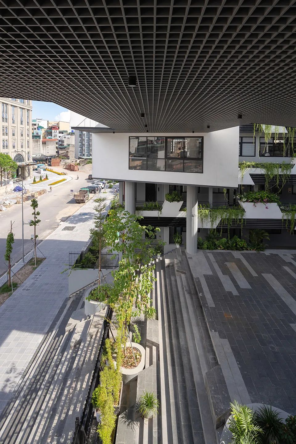 入口大台階 越南高等數學研究所／1+1>2 Architects