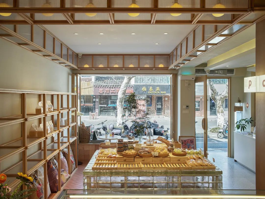 室內外空間的界限因為大片玻璃而模糊 蘇州日系麵包店Poka Poka Bakery／築寸空間設計