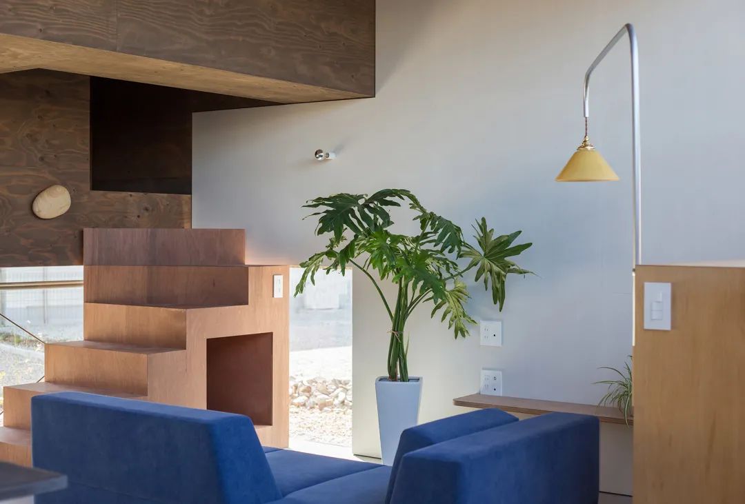 天花板的最低處成為二樓的入口 日本木造私人住宅House ST／1-1 Architects