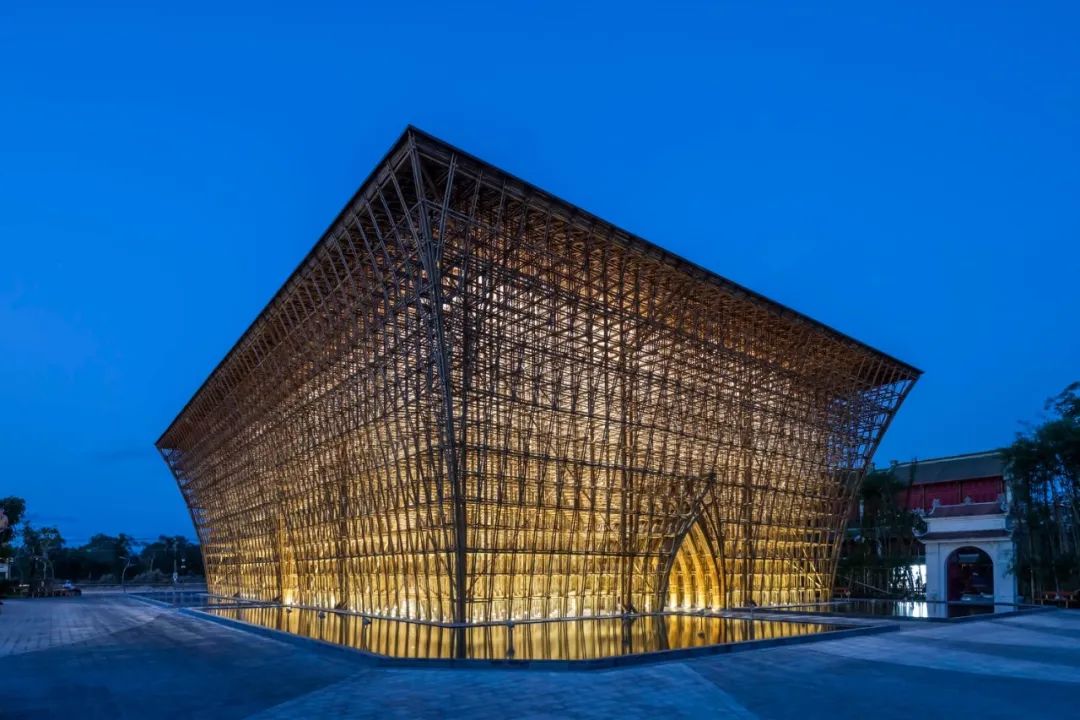 富國島大世界歡迎中心Vinpearl 越南建築 竹構造 Vietnam Bamboo Structure／VTN Architects 武重義建築事務所　Grand World在規劃迎賓中心時，就確立要以竹材呈現，並揉入越南傳統元素，將此處打造為整座度假村最具象徵性的視覺亮點。胡志明市建築事務所VTN接下這項任務，運用42,000根竹子構築佔地達1,460平方公尺的大型場域，整體結構包含拱門、圓頂與網格系統，若再考量到竹子不規則、非均質、中空等特點，工程可說是極具挑戰性。