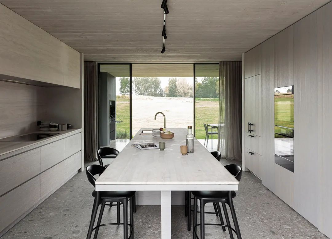 廚房中島兼做餐桌使用 Belgium RS Villa interior design 比利時别墅室內設計／JUMA Architects
