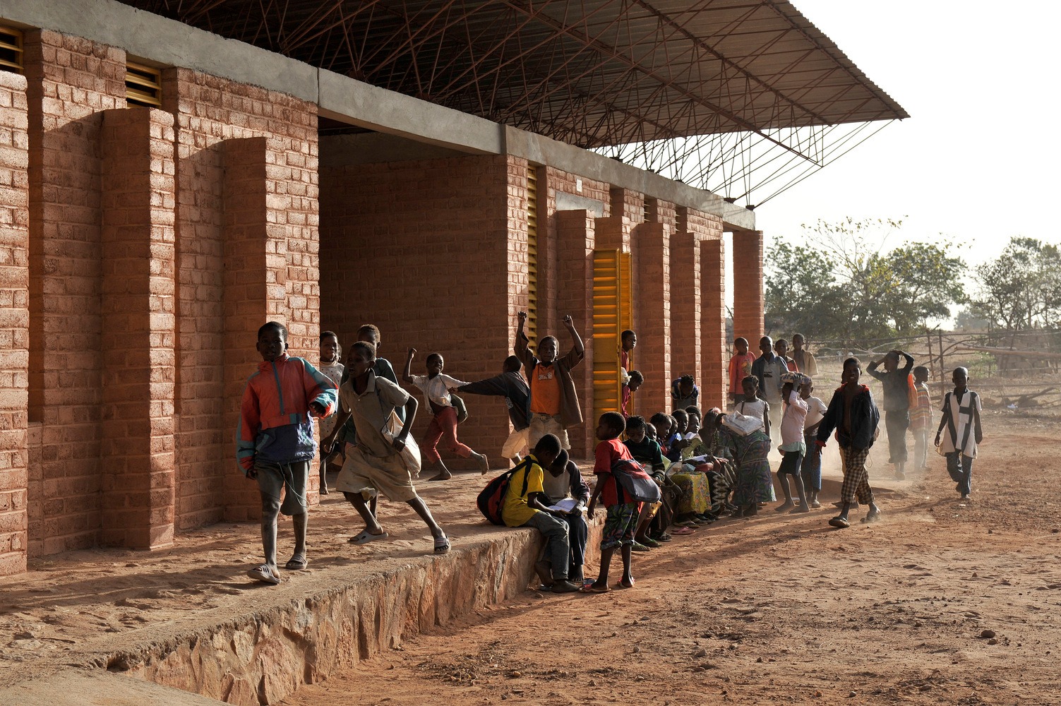 非裔建築師Diébédo Francis Kéré(迪埃貝多·弗朗西斯·凱雷)第一個作品於2001年回歸故鄉社區與社區一起胼手胝足的「甘多小學」(圖一)作品