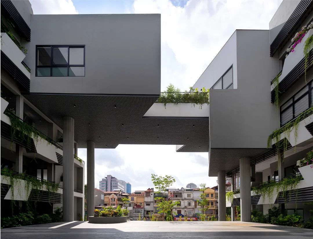 由內部庭院望向街道 越南高等數學研究所／1+1>2 Architects