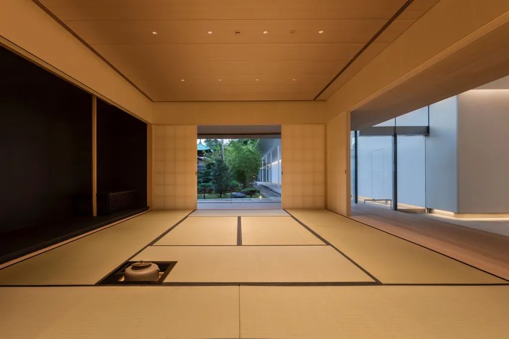 藤田美術館內部空間；多片榻榻米組構的大片日式傳統空間