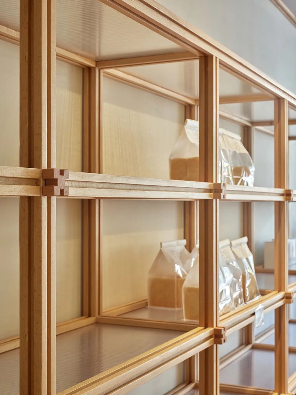 運用傳統元素如木頭於展示架 蘇州日系麵包店Poka Poka Bakery/築寸空間設計