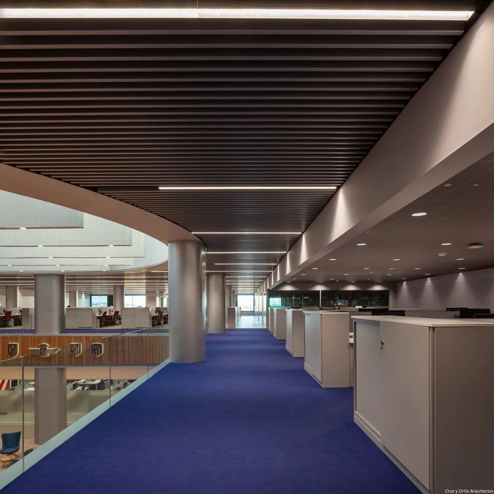 中庭旁開放且彈性運用空間 ©Manolo Espaliú 馬德里競技俱樂部辦公室室內設計Club Atlético de Madrid interior design／Cruz y Ortiz Arquitectos