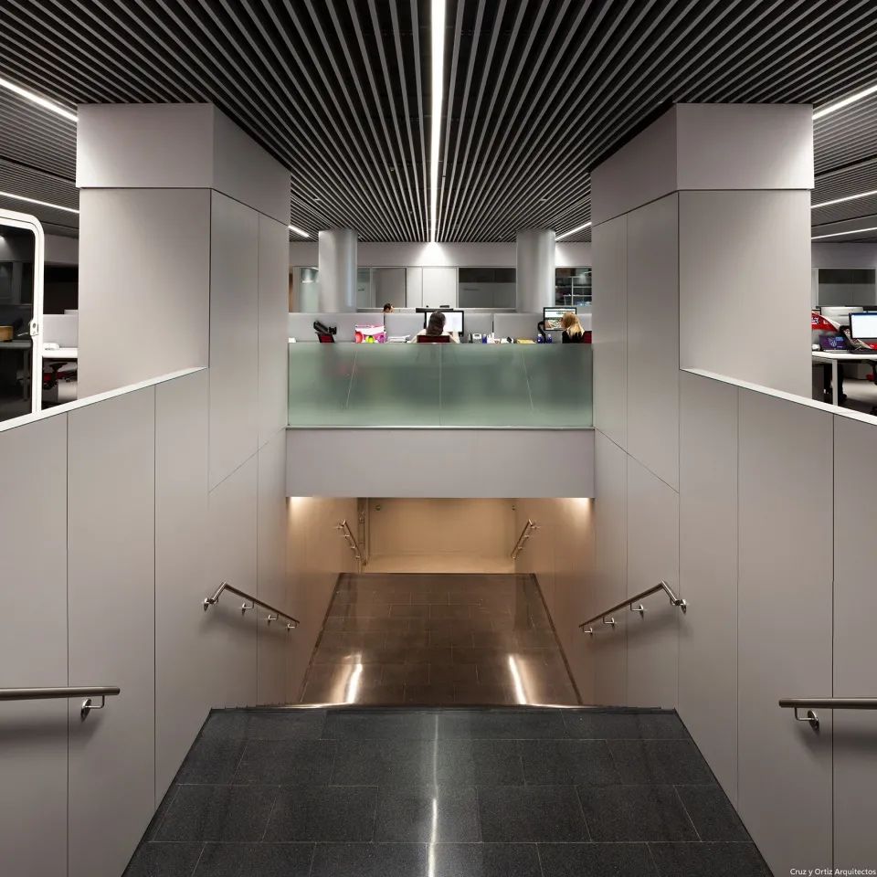 樓梯 ©Manolo Espaliú 馬德里競技俱樂部辦公室室內設計Club Atlético de Madrid interior design／Cruz y Ortiz Arquitectos