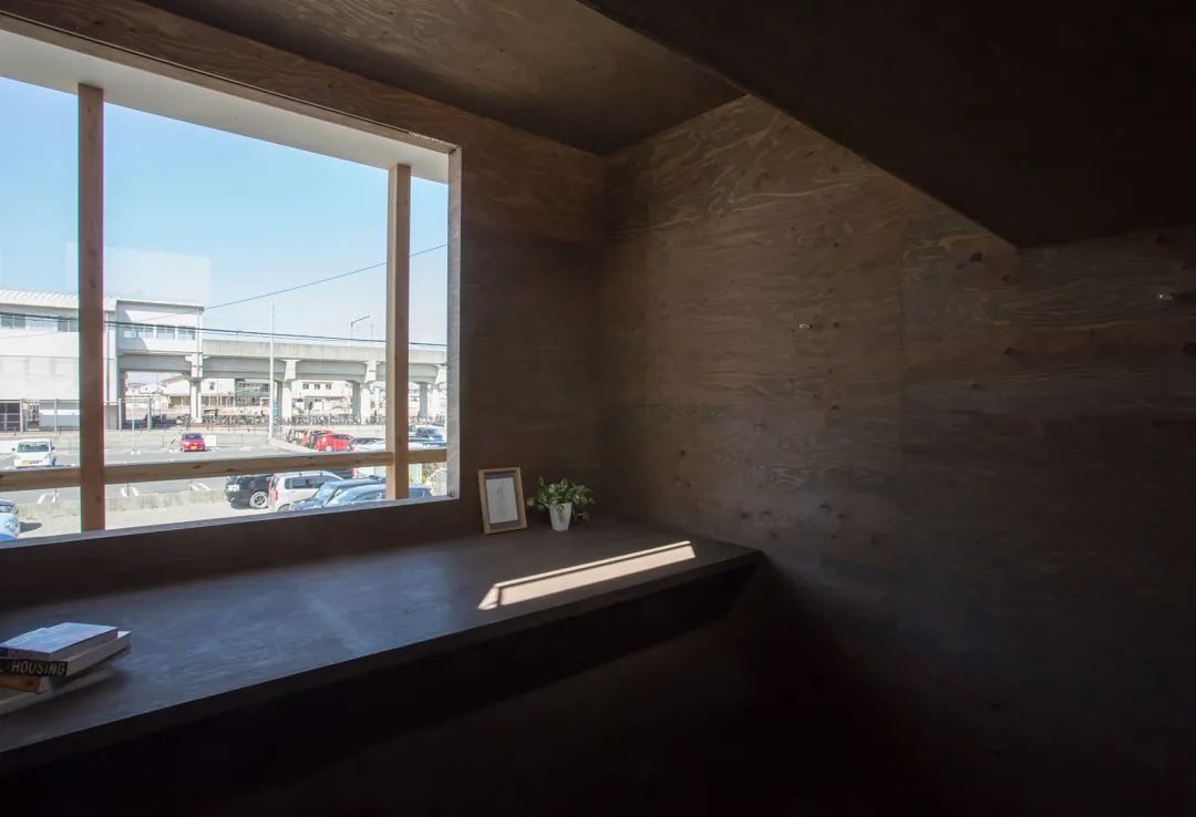 由臥室望向不遠處的架高車站 日本木造私人住宅House ST／1-1 Architects