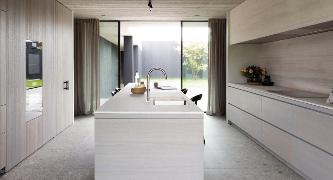 廚房中島兼做餐桌使用 Belgium RS Villa interior design 比利時别墅室內設計／JUMA Architects