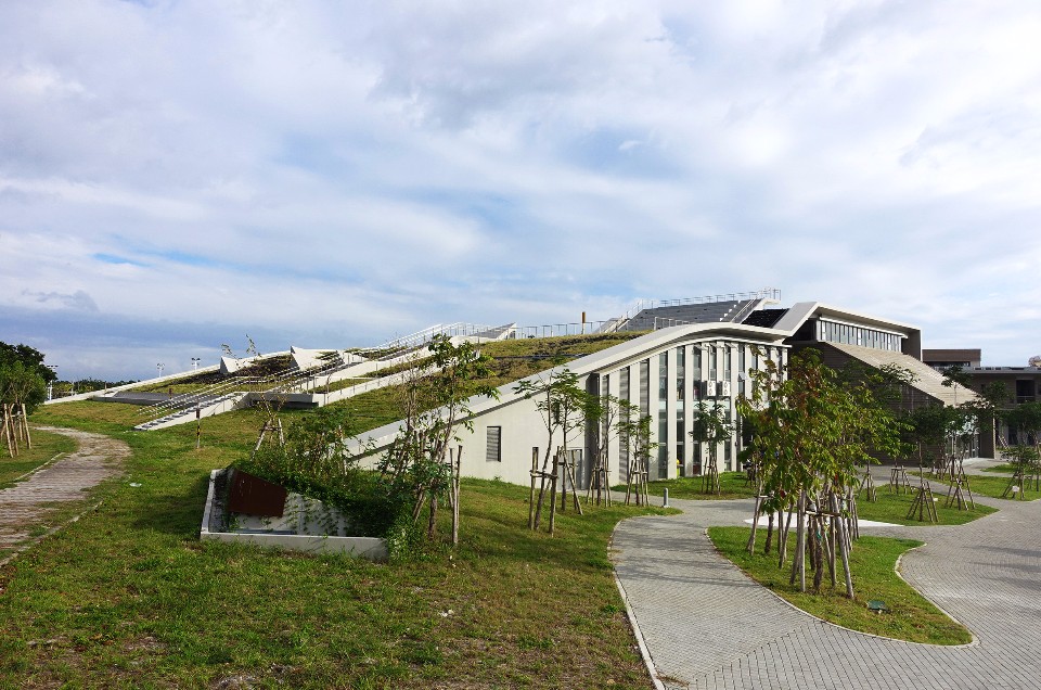 游泳館屋頂草坡 台東大學學生活動中心暨體育館／境向聯合建築師事務所