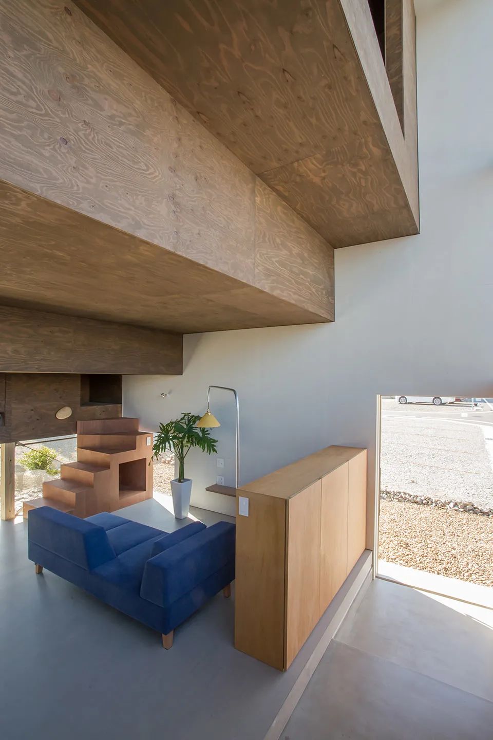 階梯狀天花板下方是起居空間 日本木造私人住宅House ST／1-1 Architects