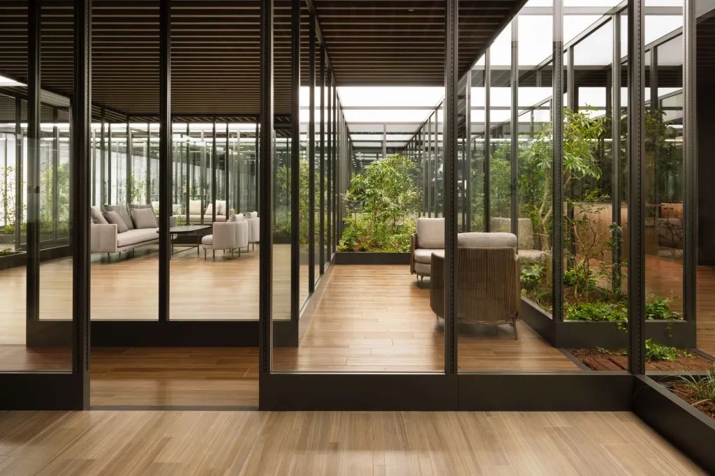 ，日本最大住宅建商積水房屋（Sekisui House Ltd）設計的接待會館「Sumu Fumu Terrace」室內設計／Nendo佐藤大