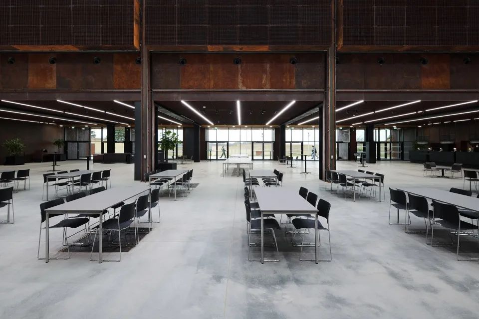 室內的混凝土地面向室外平台延伸 丹麥FÆNGSLET監獄博物館西廳舊建築改造 Denmark HorsensStatsfængsel／Cubo Arkitekter