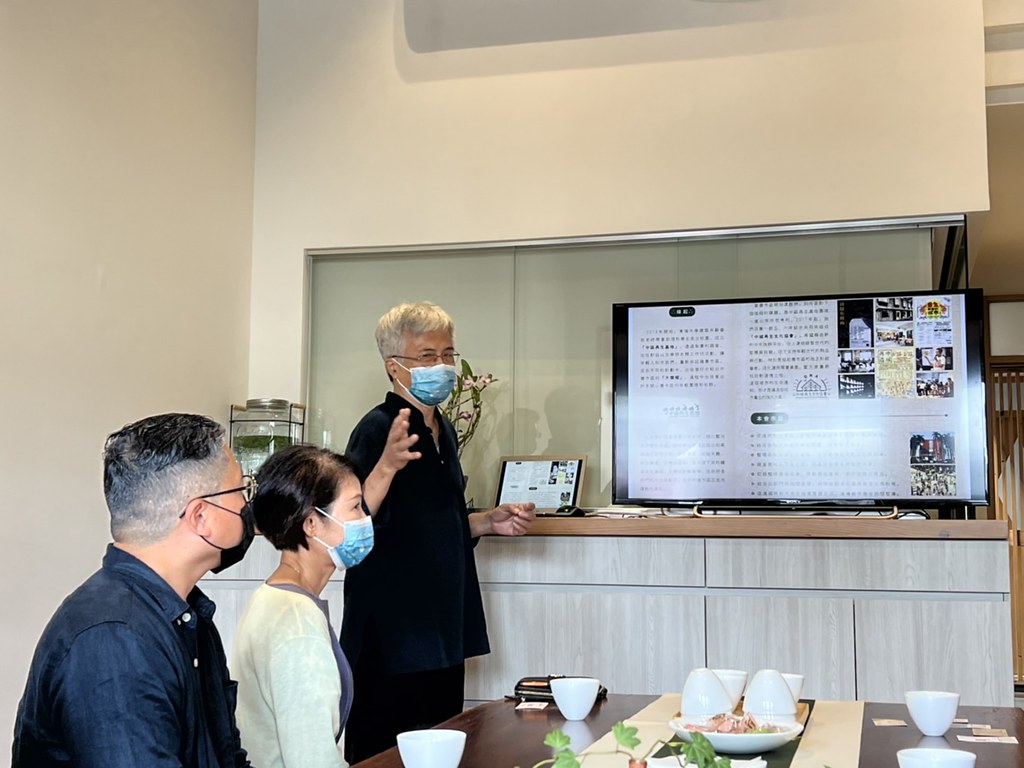 中城再生文化協會理事長蘇睿弼向蔡其昌介紹台中市中區