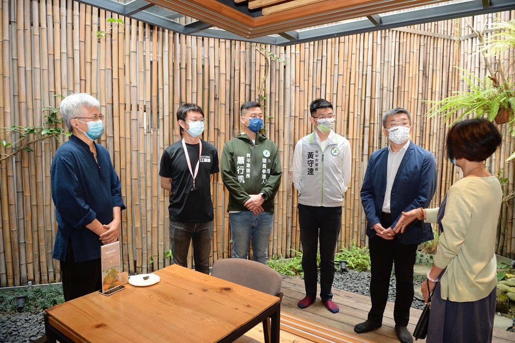 味無味負責人陳冬梅（右1）也是中城再生文化協會成員，向蔡其昌（右2）提出建言