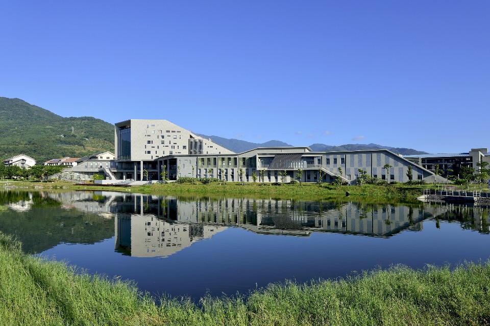國立台東大學圖書館建築物南面連接鏡心湖
