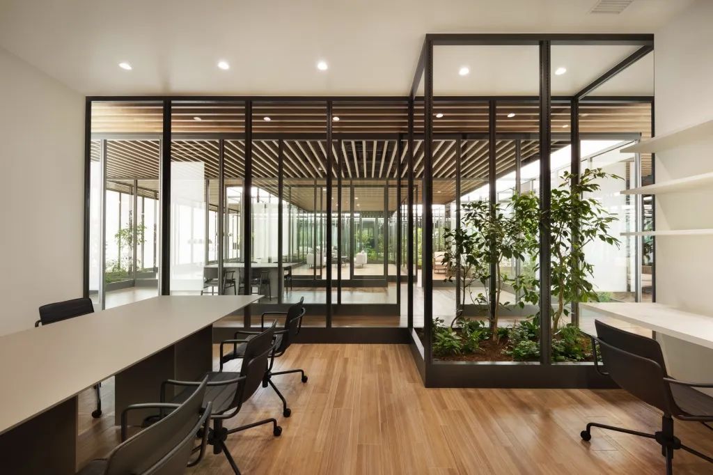 ,日本最大住宅建商積水房屋(Sekisui House Ltd)設計的接待會館「Sumu Fumu Terrace」室內設計/Nendo佐藤大