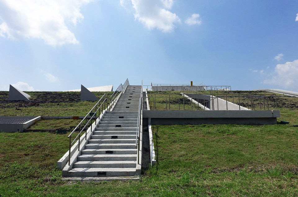 游泳館屋頂草坡及樓梯 台東大學學生活動中心暨體育館／境向聯合建築師事務所
