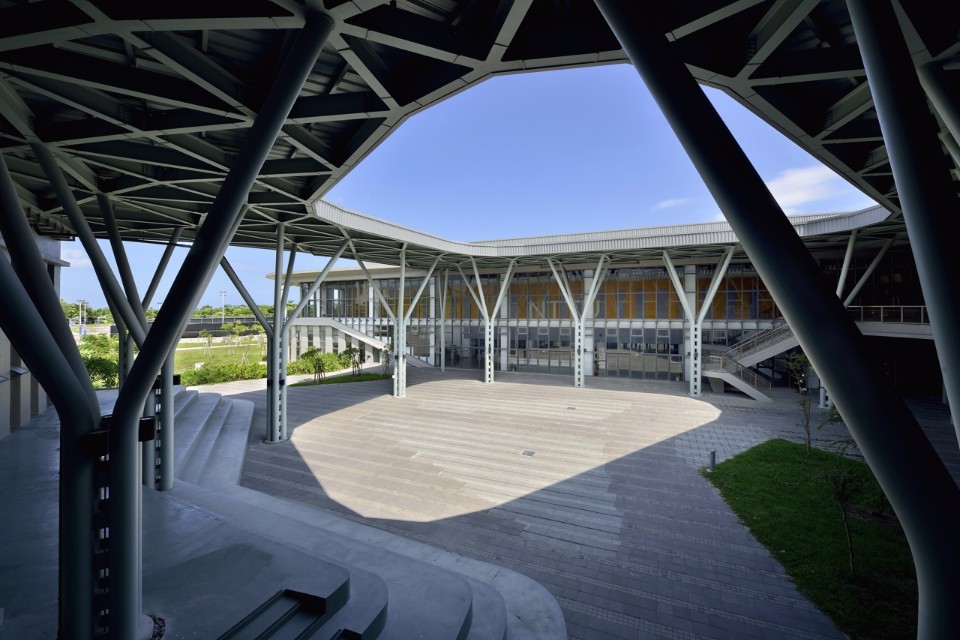 中庭鋼棚空間 台東大學學生活動中心暨體育館／境向聯合建築師事務所