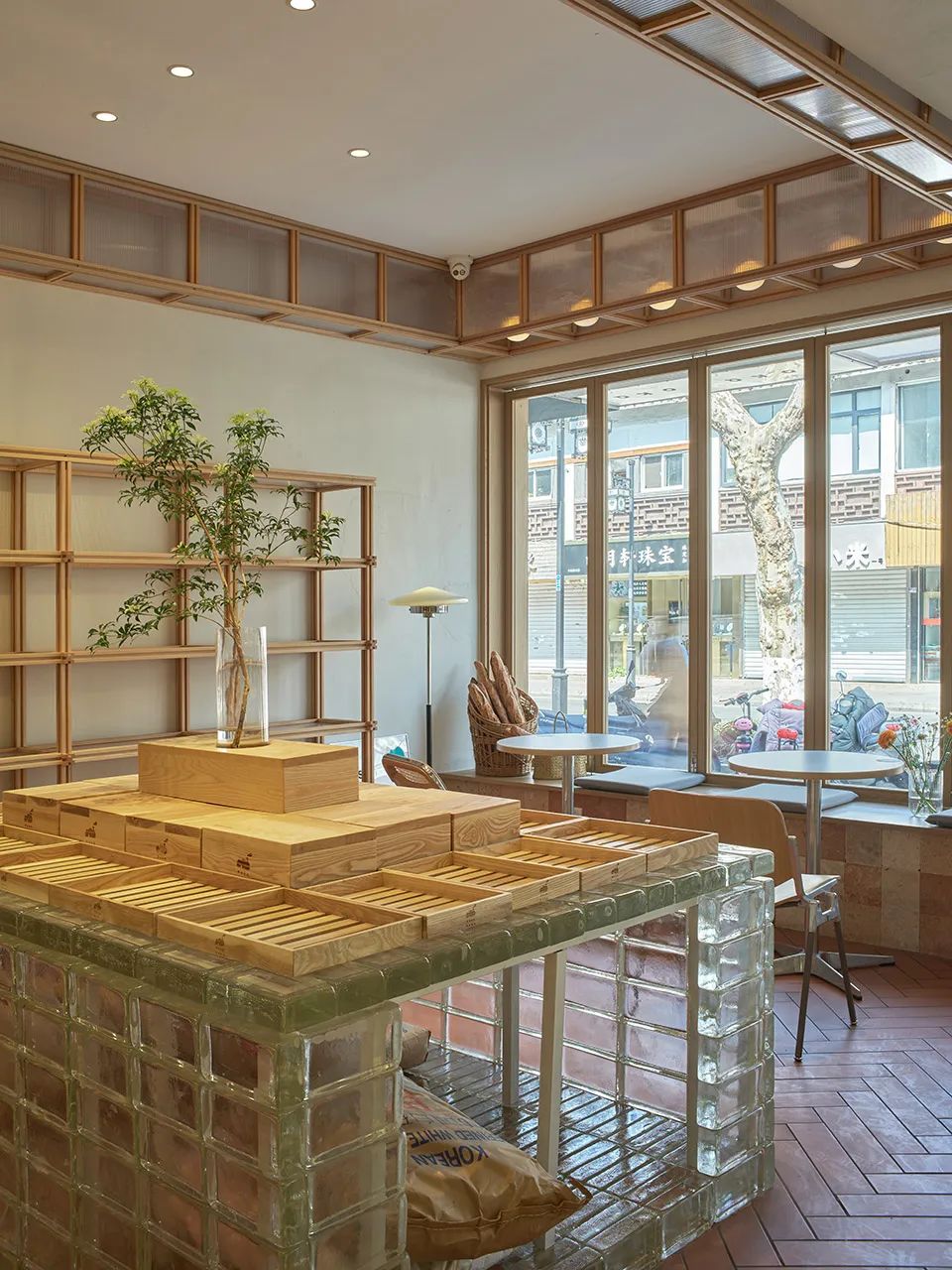 展示空間採用玻璃磚作為底座 蘇州日系麵包店Poka Poka Bakery/築寸空間設計