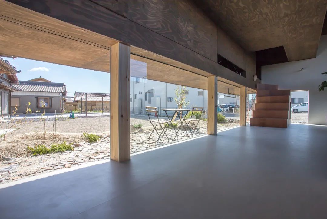 木構造建築後部，高1.4公尺的柱廊與低矮開窗 日本木造私人住宅House ST／1-1 Architects