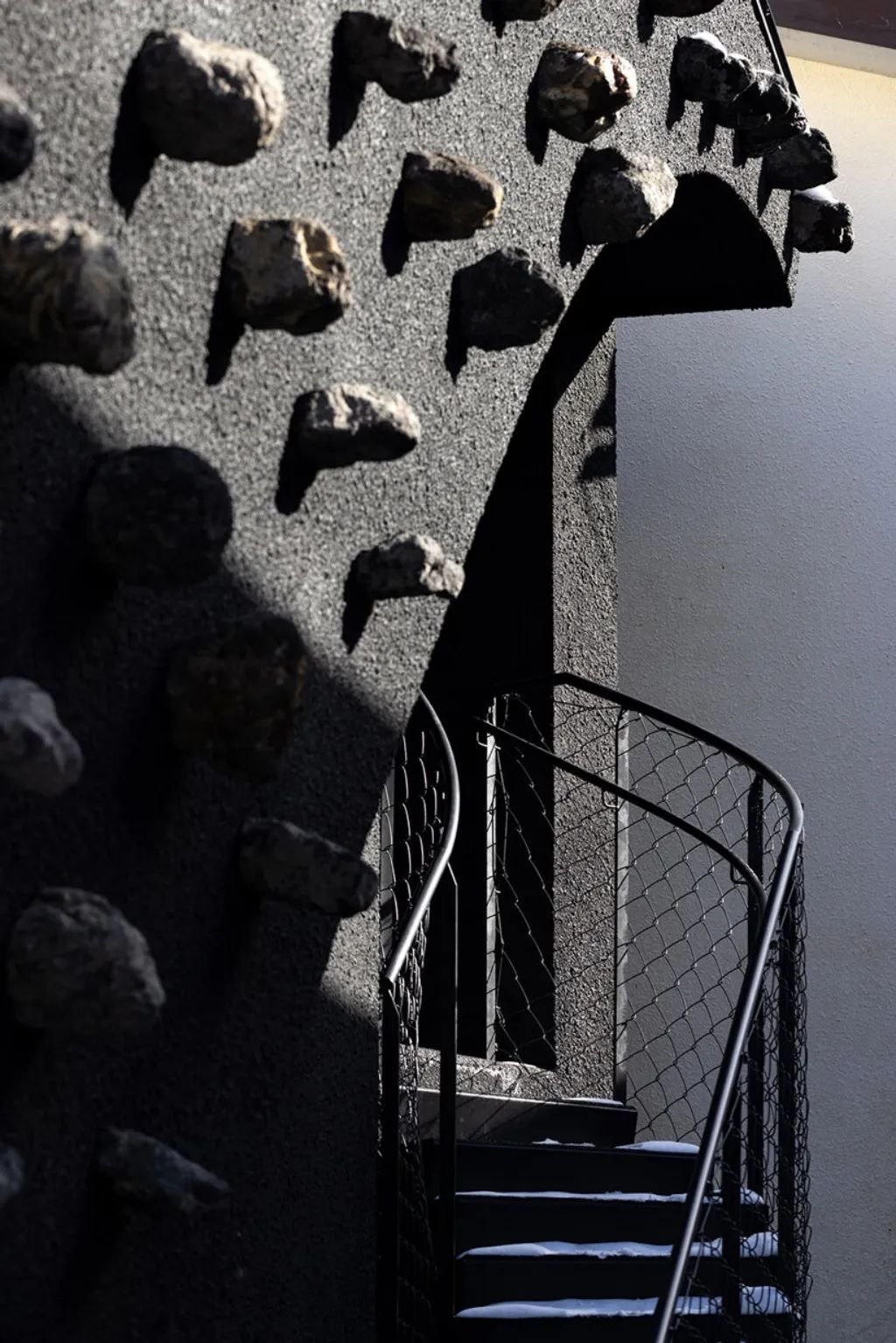 草津温泉小木屋きむらや 隈研吾設計團隊將在溫泉中發現的淺間石運用在立面設計
