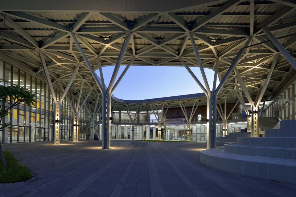 中庭鋼棚空間 台東大學學生活動中心暨體育館／境向聯合建築師事務所