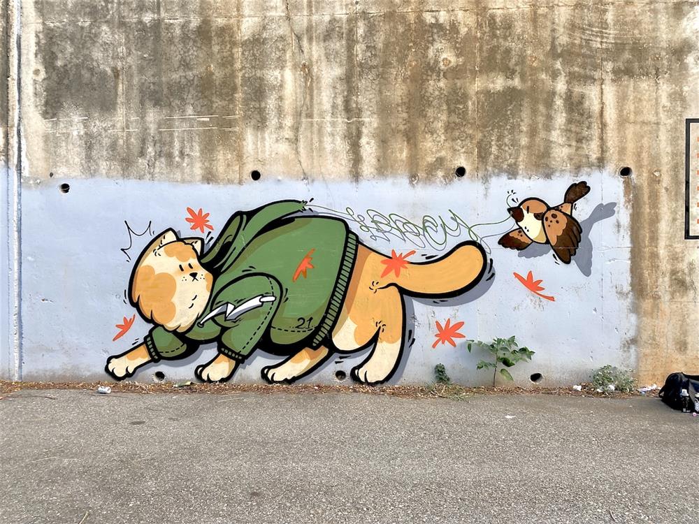 街頭塗鴉藝術家吳小巴常常在台中的街頭繪製神秘狗的創作。圖／吳小巴提供，PechaKucha設計師交流之夜「台中！好像哪裡怪怪的！」2022年5月6日在PARK2草悟廣場1樓