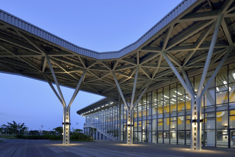 中庭鋼棚鋼柱 台東大學學生活動中心暨體育館／境向聯合建築師事務所