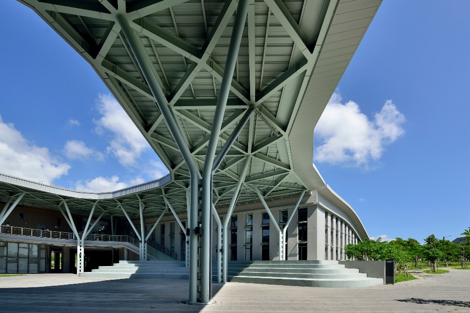 中庭鋼棚與游泳館屋頂銜接 台東大學學生活動中心暨體育館／境向聯合建築師事務所