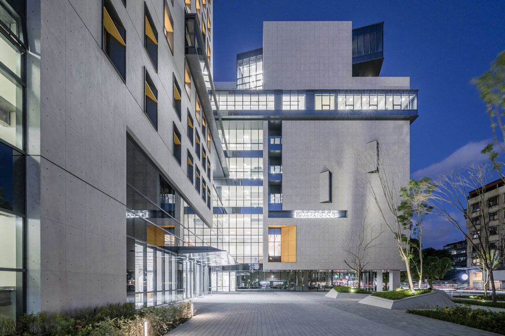 社區共享的國際聚落，政治大學公共行政及企業管理教育中心／JJPAN 潘冀聯合建築師事務所| FAM