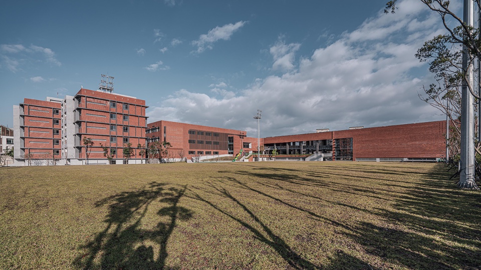 由足球場東南側回望建築群 馬禮遜美國學校新北校區Morrison Academy Taipei Campus /侯銘賢建築師事務所+禾重建築周榮敬