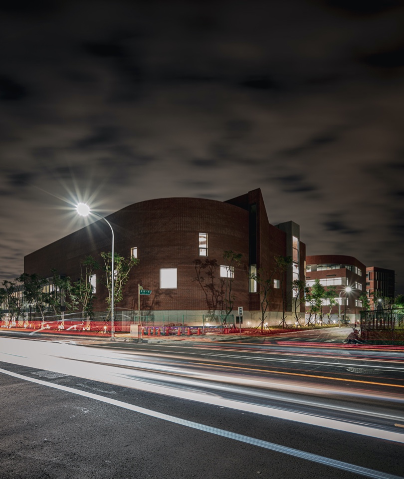 西北角建築群夜景 馬禮遜美國學校新北校區Morrison Academy Taipei Campus ／侯銘賢建築師事務所＋禾重建築周榮敬