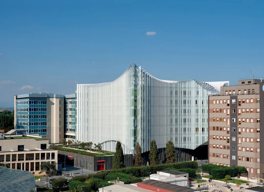 聖拉斐爾醫院（Ospedale San Raffaele）是歐洲醫院的傑出典範，其醫療保健工作獲得大學相關科系、研究機構和培訓機關的廣泛支持