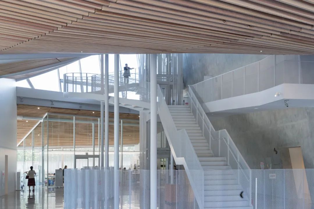輕盈穿透感強烈的樓梯與厚重的混凝土牆形成對比 Shogin Tact Tsuruoka 荘銀タクト鶴岡 (鶴岡市文化会館)／SANAA+Shinbo Architects + Ishikawa Architects