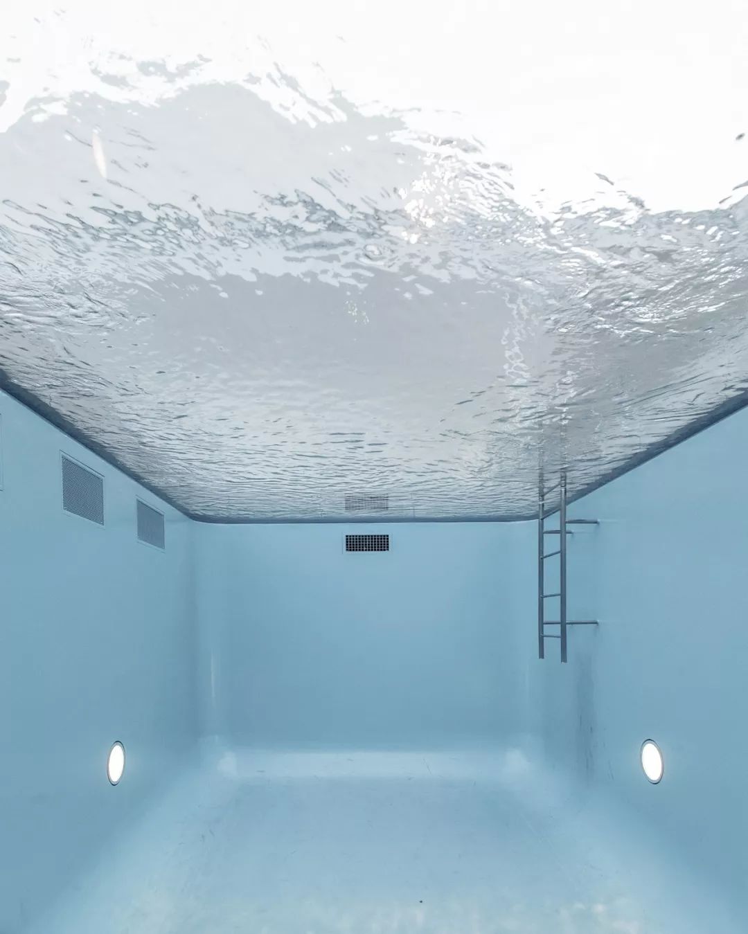 SANAA，金澤21世紀美術館，阿根廷藝術家安德羅·埃利希（Leandro Erlich）的《游泳池》