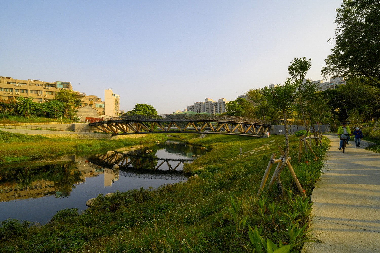 月見橋位於竹溪河畔公園中心的河道拓寬處。微微彎曲如月牙,月見橋連接了河岸兩邊的線性綠色走廊。橋的主體被設計成鋼木混合結構。它以竹子的自然特性為主要設計理念:輕盈,容易在風中彎曲,但又非常堅固。
