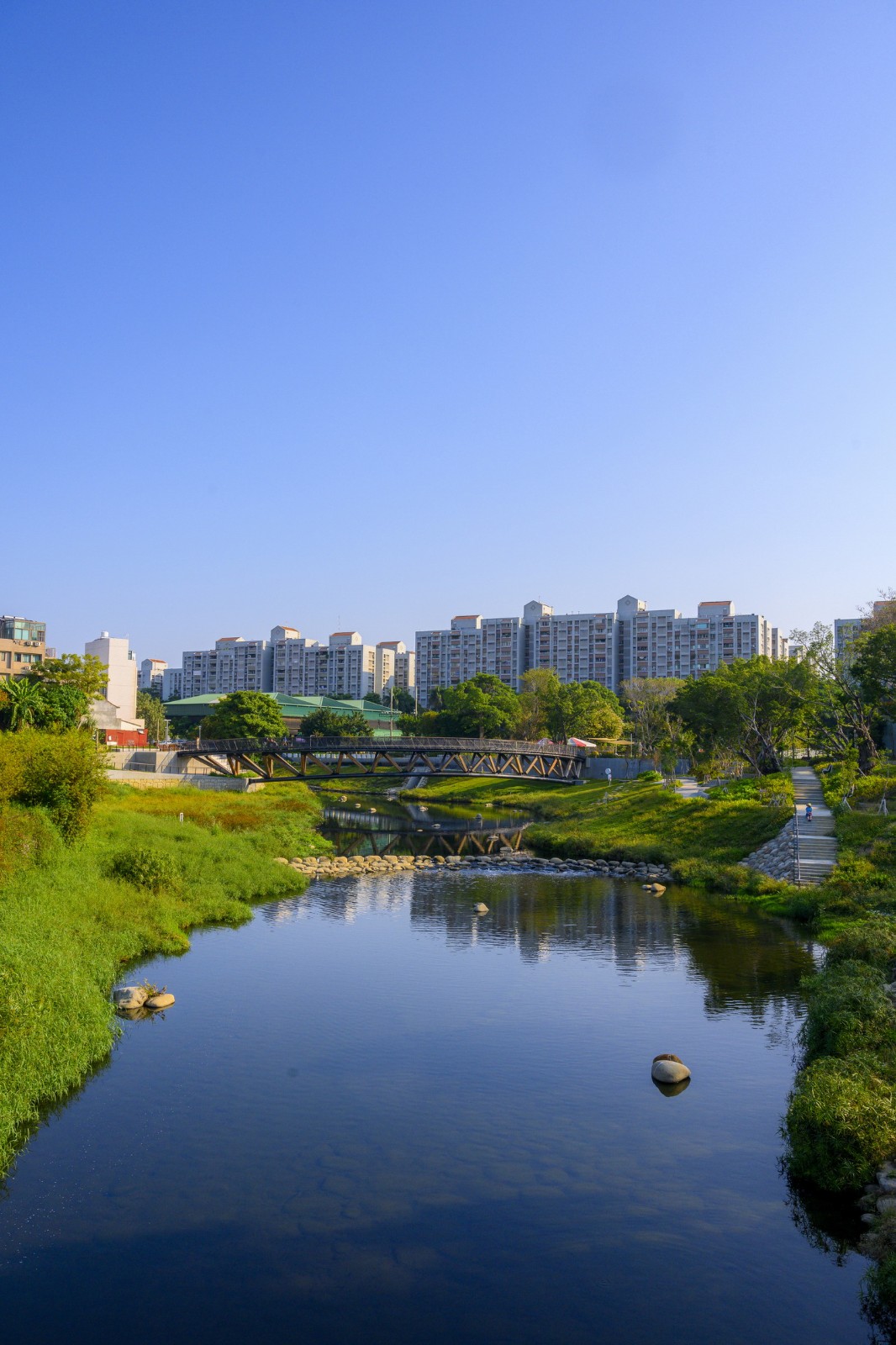 台南竹溪月見橋連接了河岸兩側的不同城區，同時延續了台灣古都台南以木材為建築材料的悠久傳統