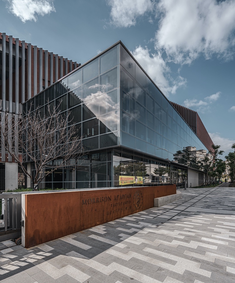 主要入口玻璃量體 馬禮遜美國學校新北校區Morrison Academy Taipei Campus /侯銘賢建築師事務所+禾重建築周榮敬